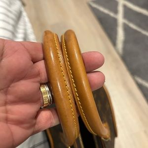 Pre-loved authentic Louis Vuitton Elipse MM size.